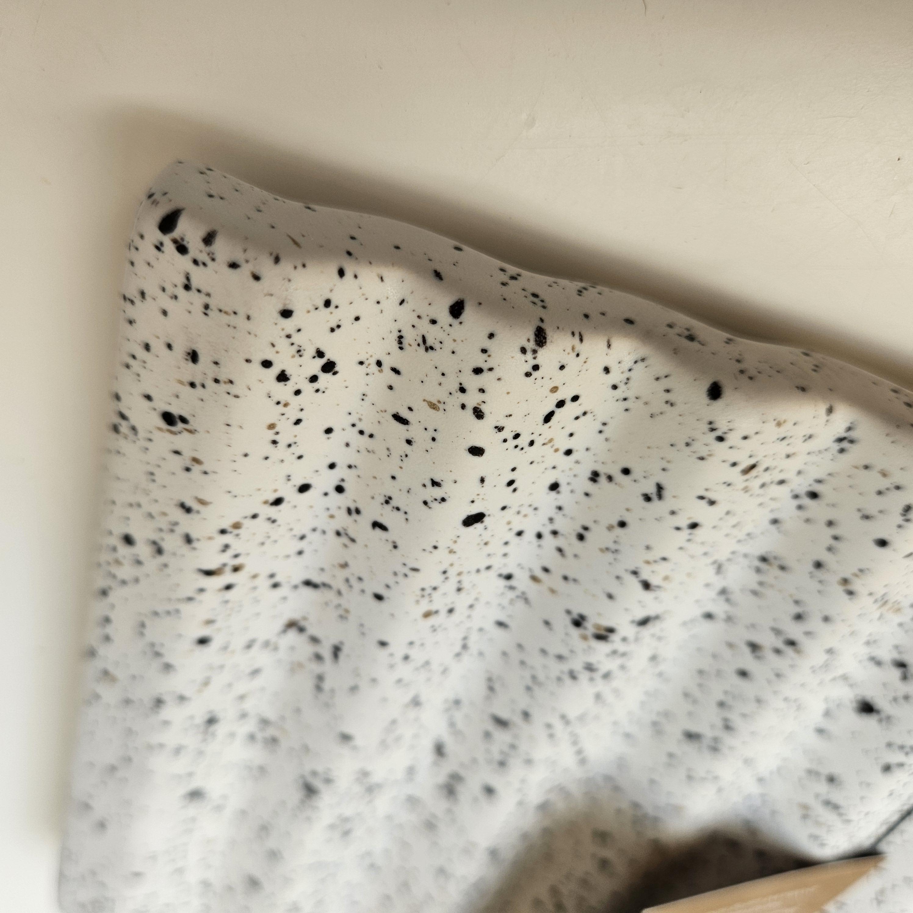 Tablett weiß mit schwarzen Sprenkeln von Lübech Living Nahaufnahme